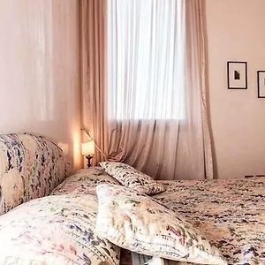 Palazzo San Marco: Historic With Lift Apartment Venice